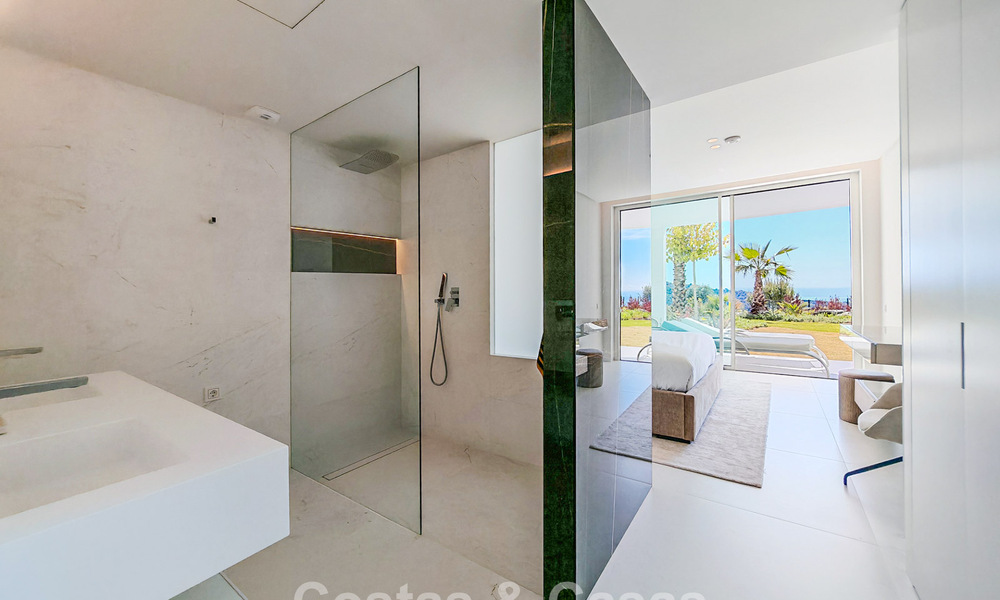 Moderno apartamento en planta baja con jardín y vistas al mar en venta en un exclusivo complejo boutique cerca de Marbella 802607
