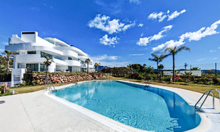 Moderno apartamento en planta baja con jardín y vistas al mar en venta en un exclusivo complejo boutique cerca de Marbella 802608 