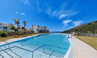 Moderno apartamento en planta baja con jardín y vistas al mar en venta en un exclusivo complejo boutique cerca de Marbella 802609 