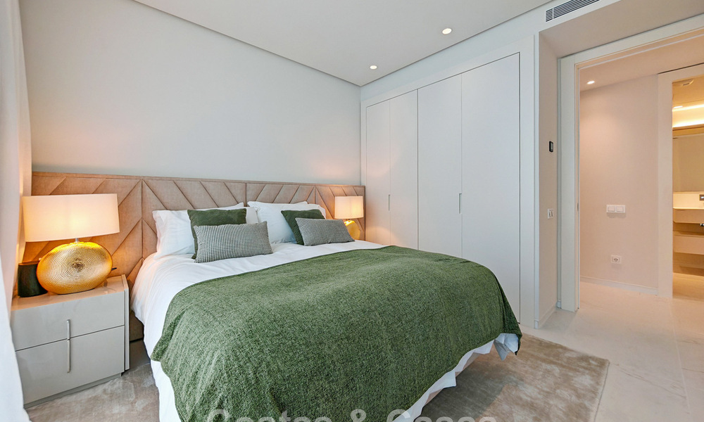 Moderno apartamento en planta baja con jardín y vistas al mar en venta en un exclusivo complejo boutique cerca de Marbella 802613