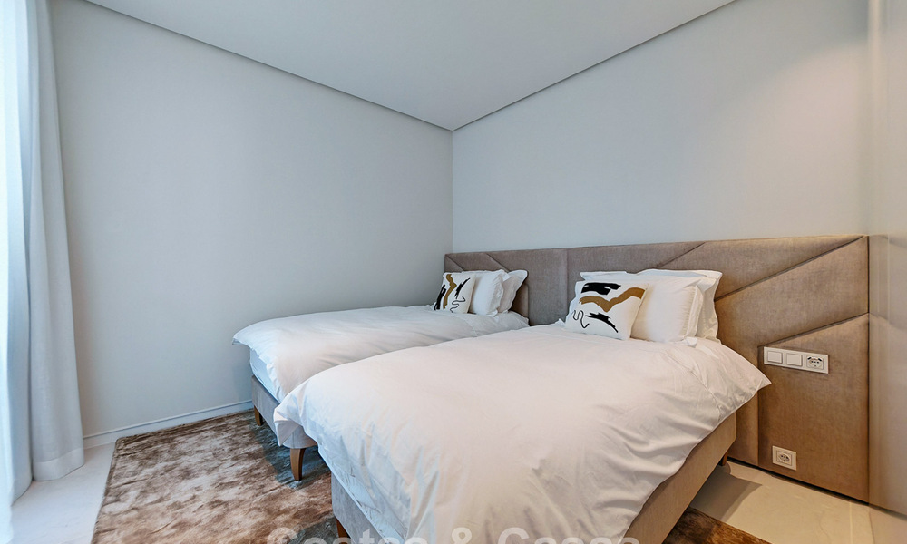 Moderno apartamento en planta baja con jardín y vistas al mar en venta en un exclusivo complejo boutique cerca de Marbella 802615