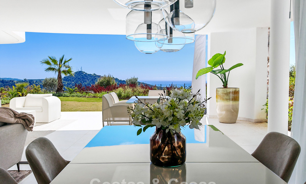 Moderno apartamento en planta baja con jardín y vistas al mar en venta en un exclusivo complejo boutique cerca de Marbella 802619
