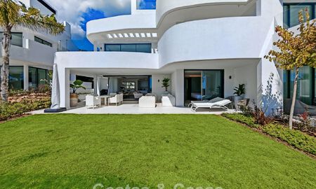 Moderno apartamento en planta baja con jardín y vistas al mar en venta en un exclusivo complejo boutique cerca de Marbella 802620