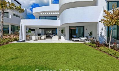 Moderno apartamento en planta baja con jardín y vistas al mar en venta en un exclusivo complejo boutique cerca de Marbella 802620