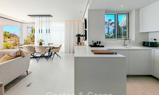 Moderno apartamento en planta baja con jardín y vistas al mar en venta en un exclusivo complejo boutique cerca de Marbella 802622 