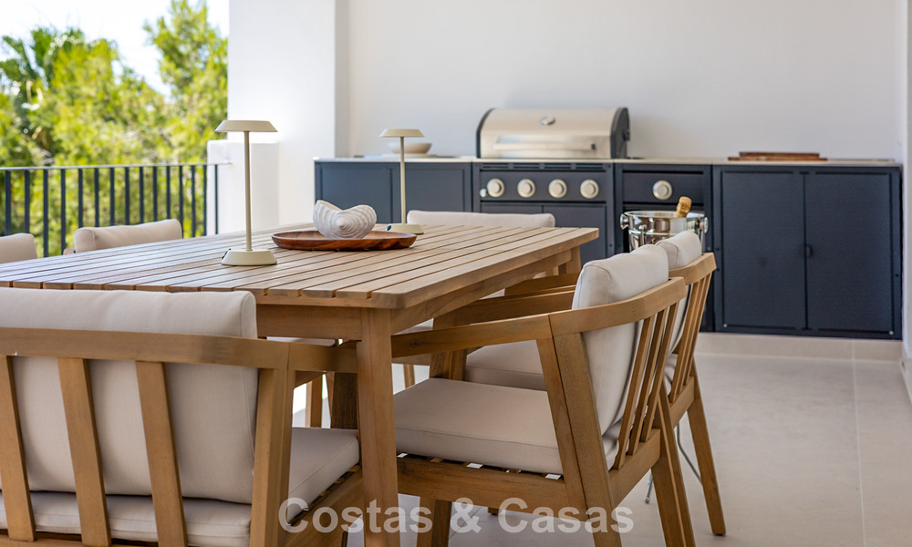Apartamento de diseño renovado con vistas panorámicas al mar en venta en La Quinta, Marbella - Benahavís 802685
