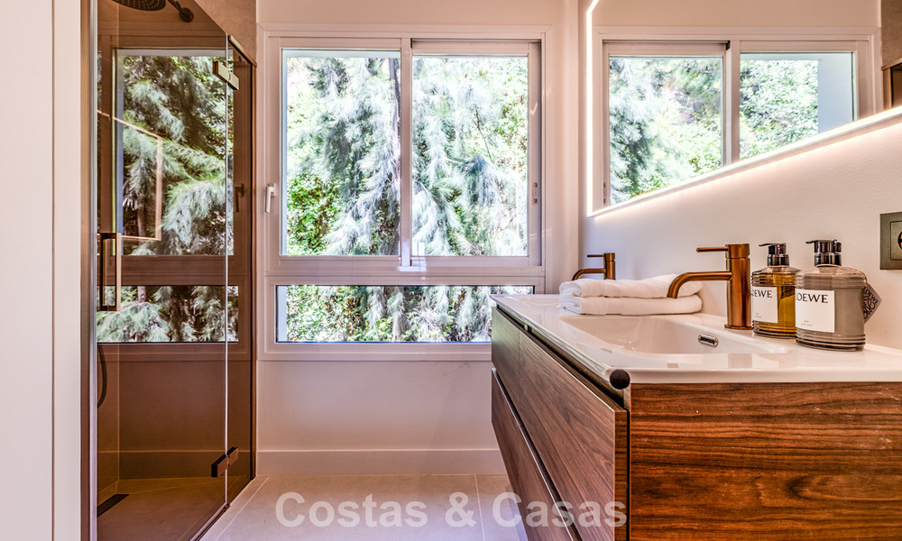Apartamento de diseño renovado con vistas panorámicas al mar en venta en La Quinta, Marbella - Benahavís 802687