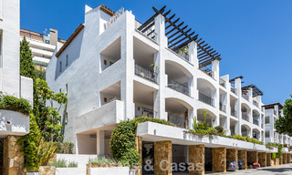 Apartamento de diseño renovado con vistas panorámicas al mar en venta en La Quinta, Marbella - Benahavís 802688 
