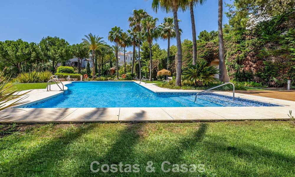 Apartamento de diseño renovado con vistas panorámicas al mar en venta en La Quinta, Marbella - Benahavís 802689