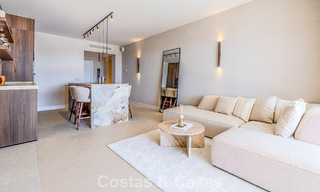 Apartamento de diseño renovado con vistas panorámicas al mar en venta en La Quinta, Marbella - Benahavís 802690 