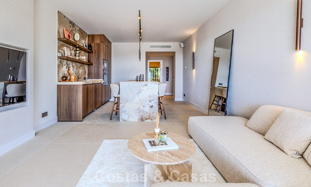 Apartamento de diseño renovado con vistas panorámicas al mar en venta en La Quinta, Marbella - Benahavís 802691