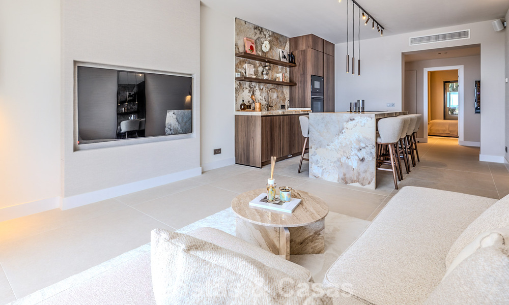 Apartamento de diseño renovado con vistas panorámicas al mar en venta en La Quinta, Marbella - Benahavís 802692