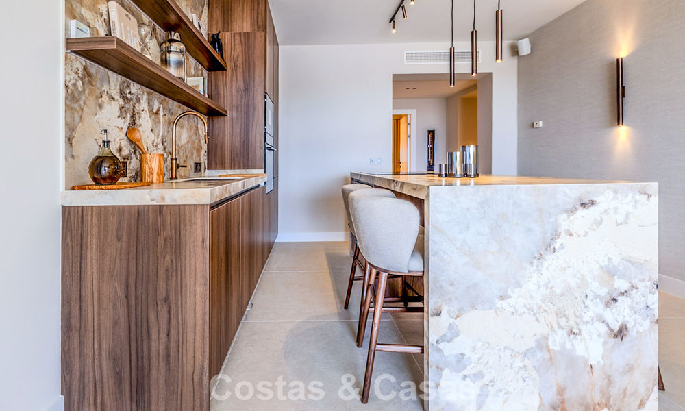 Apartamento de diseño renovado con vistas panorámicas al mar en venta en La Quinta, Marbella - Benahavís 802693