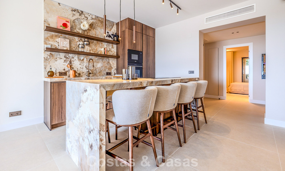 Apartamento de diseño renovado con vistas panorámicas al mar en venta en La Quinta, Marbella - Benahavís 802694