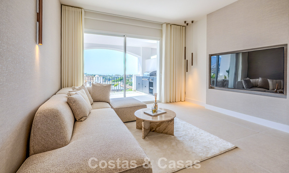 Apartamento de diseño renovado con vistas panorámicas al mar en venta en La Quinta, Marbella - Benahavís 802695