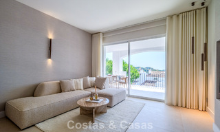 Apartamento de diseño renovado con vistas panorámicas al mar en venta en La Quinta, Marbella - Benahavís 802697 