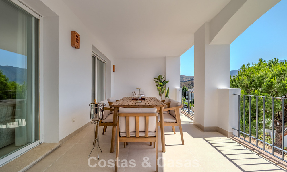 Apartamento de diseño renovado con vistas panorámicas al mar en venta en La Quinta, Marbella - Benahavís 802698