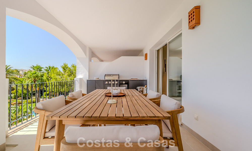 Apartamento de diseño renovado con vistas panorámicas al mar en venta en La Quinta, Marbella - Benahavís 802699