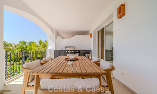 Apartamento de diseño renovado con vistas panorámicas al mar en venta en La Quinta, Marbella - Benahavís 802699 