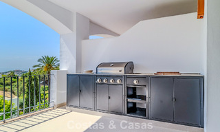 Apartamento de diseño renovado con vistas panorámicas al mar en venta en La Quinta, Marbella - Benahavís 802700 