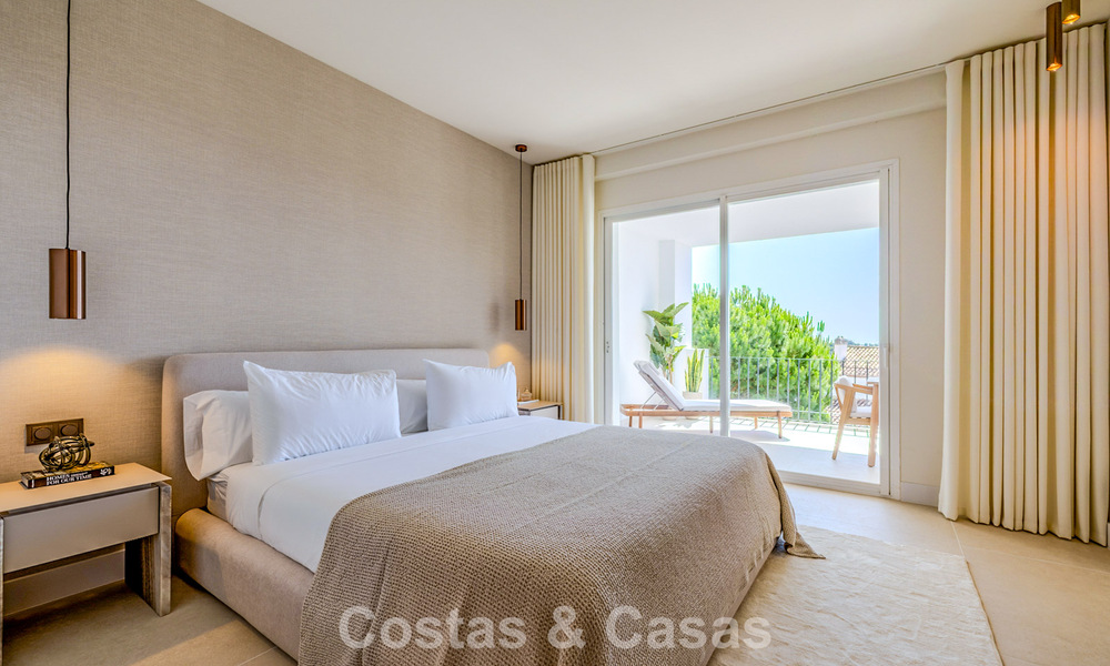 Apartamento de diseño renovado con vistas panorámicas al mar en venta en La Quinta, Marbella - Benahavís 802704