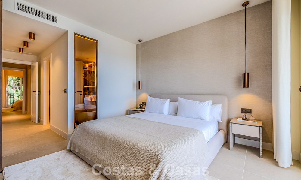 Apartamento de diseño renovado con vistas panorámicas al mar en venta en La Quinta, Marbella - Benahavís 802705
