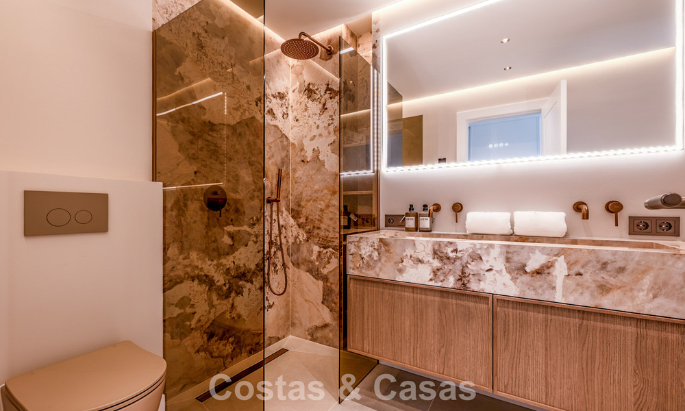 Apartamento de diseño renovado con vistas panorámicas al mar en venta en La Quinta, Marbella - Benahavís 802707