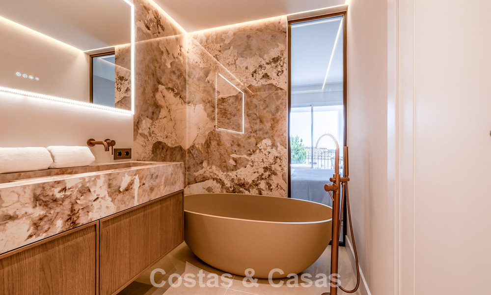Apartamento de diseño renovado con vistas panorámicas al mar en venta en La Quinta, Marbella - Benahavís 802708