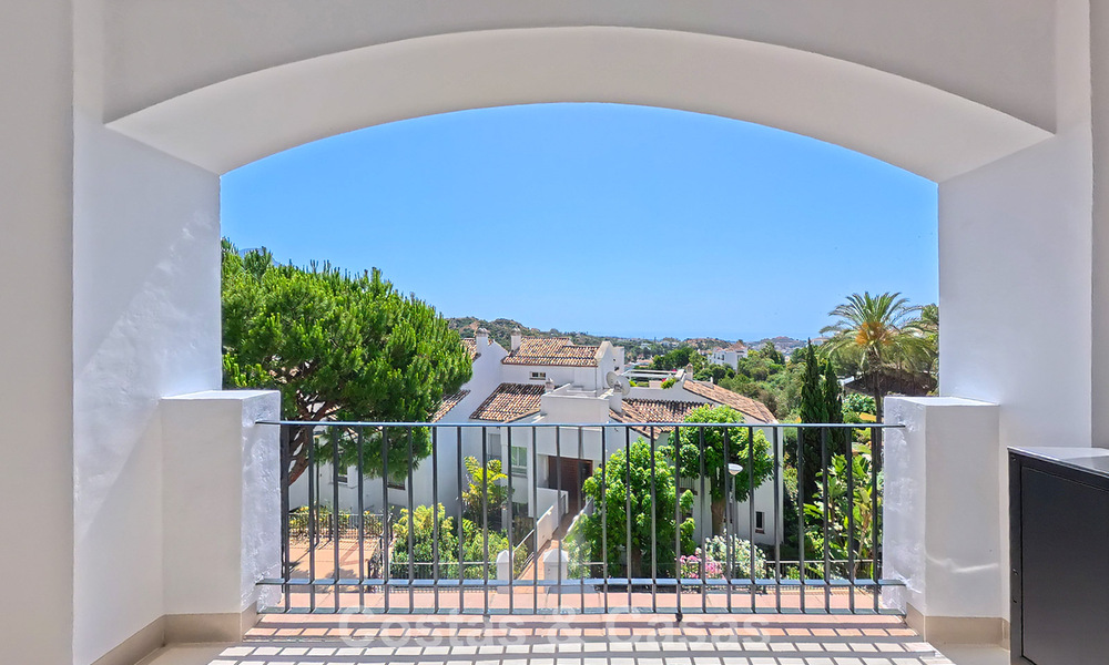 Apartamento de diseño renovado con vistas panorámicas al mar en venta en La Quinta, Marbella - Benahavís 802709