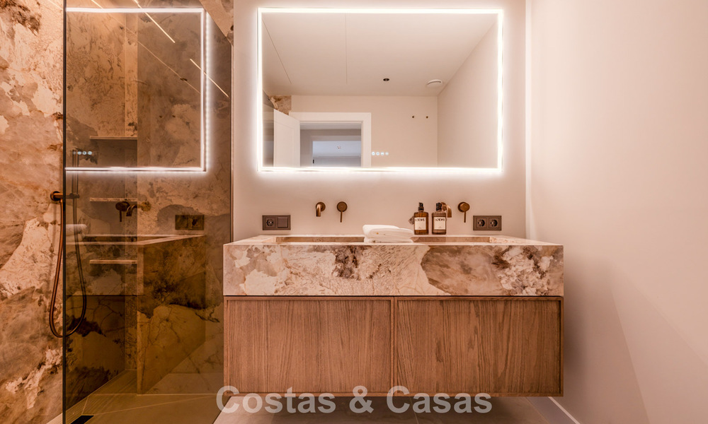 Apartamento de diseño renovado con vistas panorámicas al mar en venta en La Quinta, Marbella - Benahavís 802710