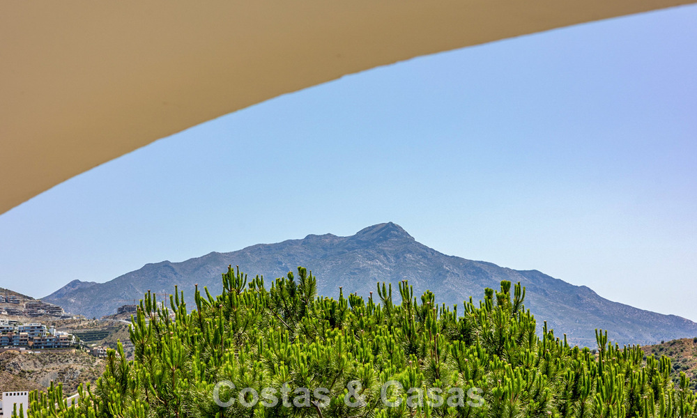 Apartamento de diseño renovado con vistas panorámicas al mar en venta en La Quinta, Marbella - Benahavís 802717