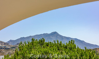 Apartamento de diseño renovado con vistas panorámicas al mar en venta en La Quinta, Marbella - Benahavís 802717 