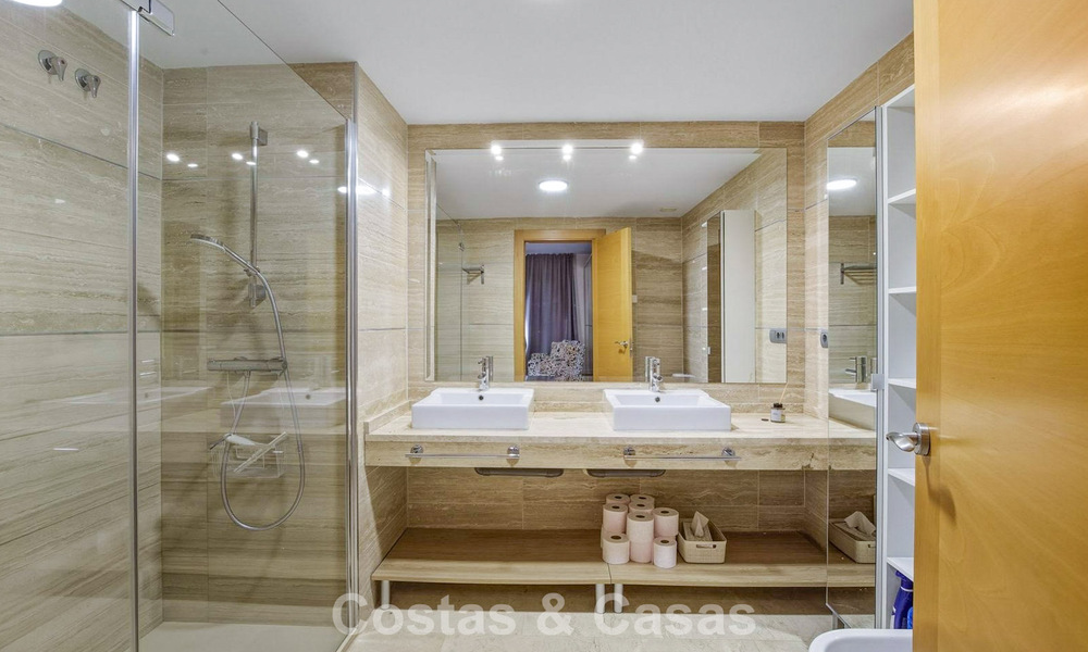 Ático luminoso con vistas panorámicas al mar en venta en las colinas de Marbella - Benahavís 802650