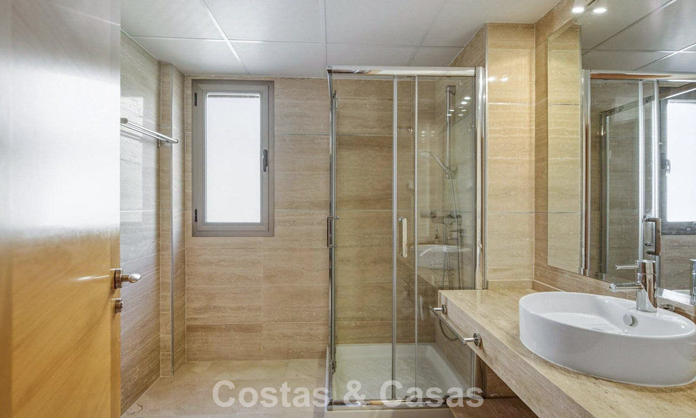 Ático luminoso con vistas panorámicas al mar en venta en las colinas de Marbella - Benahavís 802651