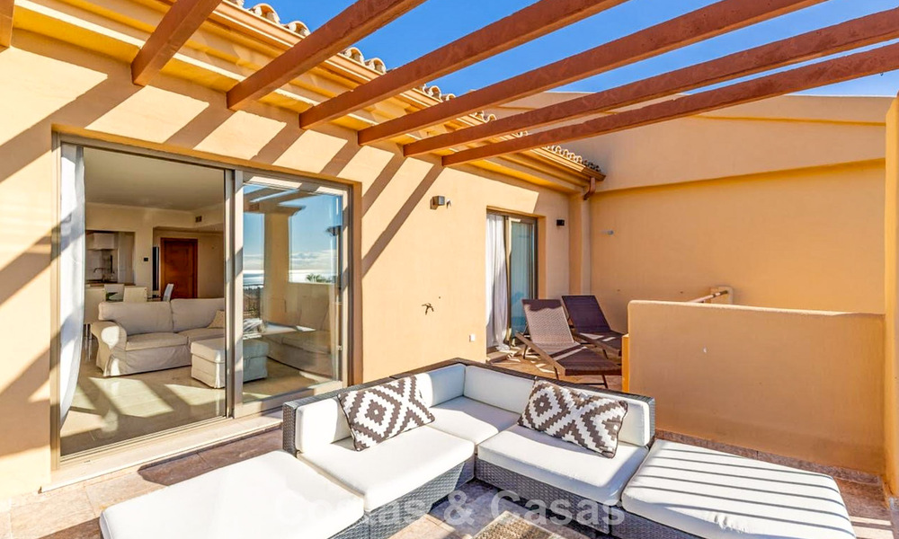 Ático luminoso con vistas panorámicas al mar en venta en las colinas de Marbella - Benahavís 802652