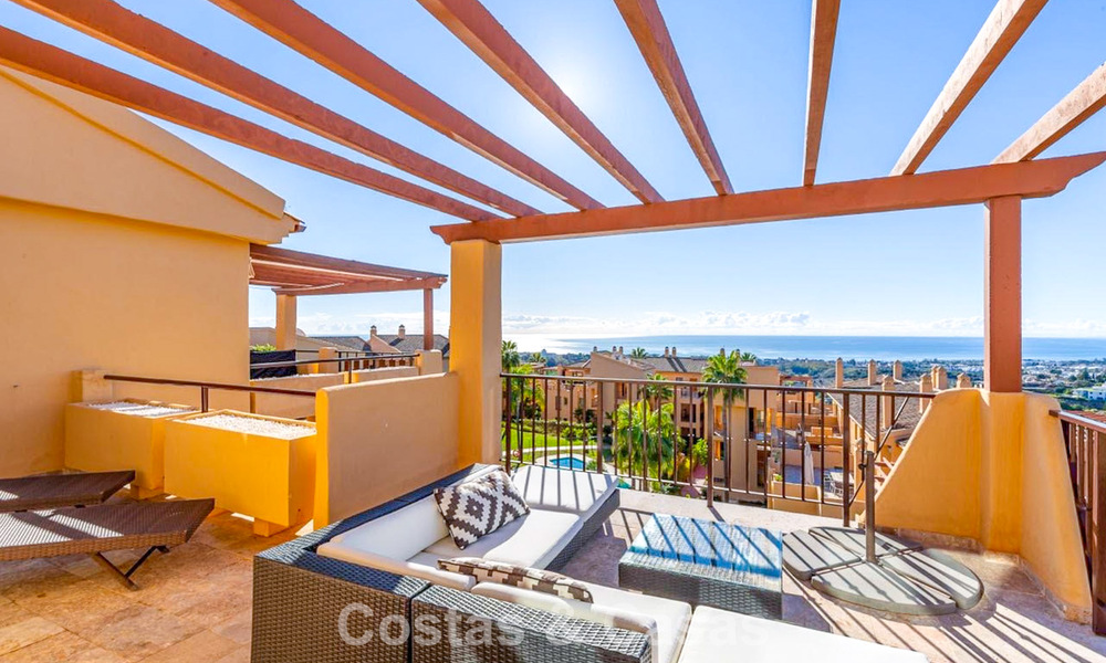 Ático luminoso con vistas panorámicas al mar en venta en las colinas de Marbella - Benahavís 802653