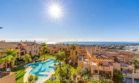 Ático luminoso con vistas panorámicas al mar en venta en las colinas de Marbella - Benahavís 802655