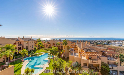 Ático luminoso con vistas panorámicas al mar en venta en las colinas de Marbella - Benahavís 802655