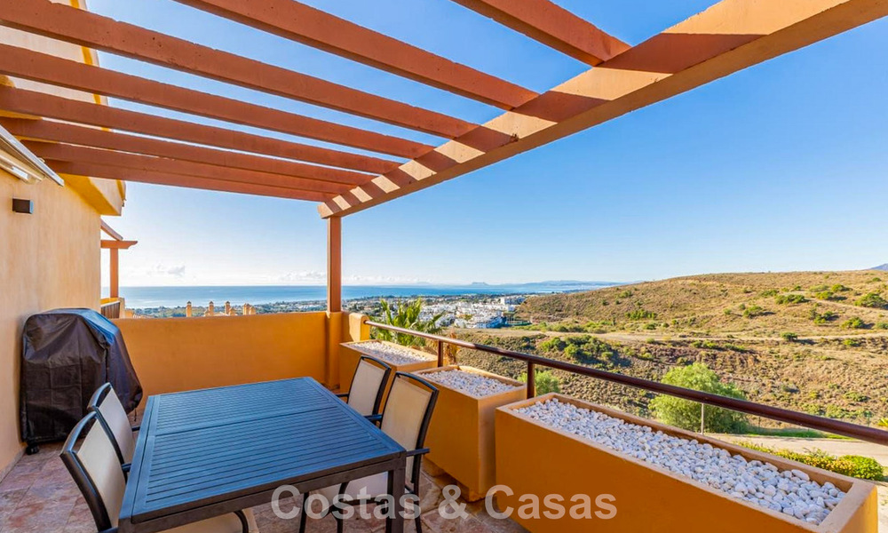 Ático luminoso con vistas panorámicas al mar en venta en las colinas de Marbella - Benahavís 802656