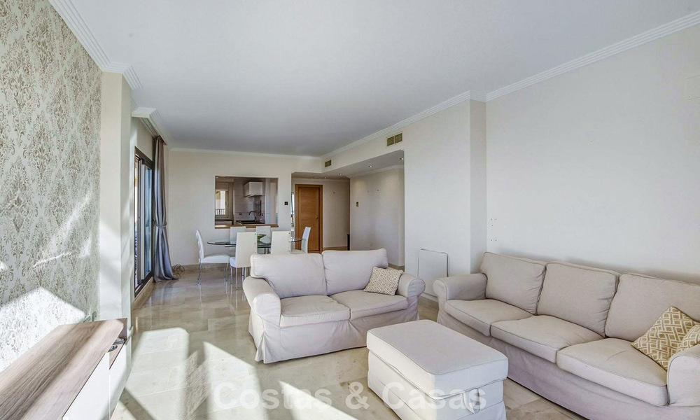 Ático luminoso con vistas panorámicas al mar en venta en las colinas de Marbella - Benahavís 802658