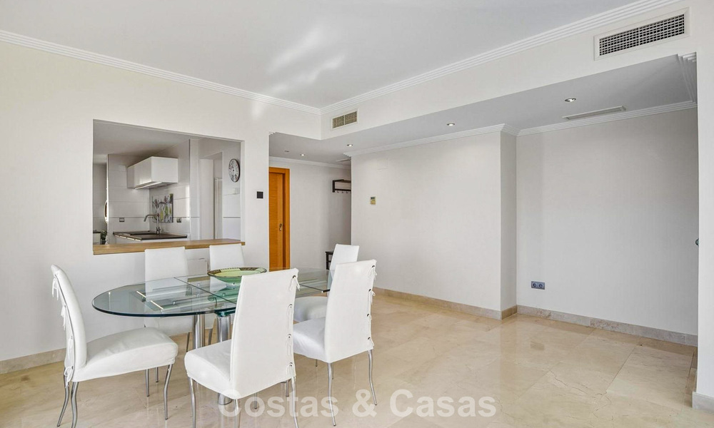 Ático luminoso con vistas panorámicas al mar en venta en las colinas de Marbella - Benahavís 802659