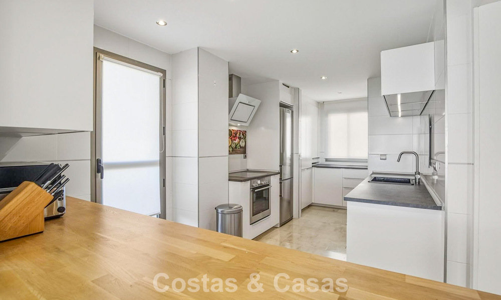 Ático luminoso con vistas panorámicas al mar en venta en las colinas de Marbella - Benahavís 802660