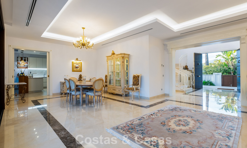 Villa clásica en venta a pocos metros de la playa y del campo de golf, en la Nueva Milla de Oro entre Marbella y Estepona 802718