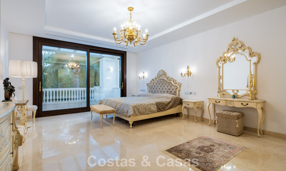 Villa clásica en venta a pocos metros de la playa y del campo de golf, en la Nueva Milla de Oro entre Marbella y Estepona 802719