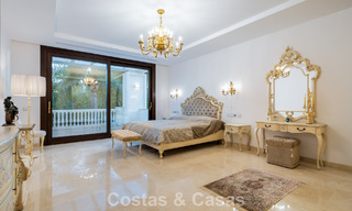 Villa clásica en venta a pocos metros de la playa y del campo de golf, en la Nueva Milla de Oro entre Marbella y Estepona 802719 