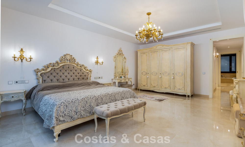 Villa clásica en venta a pocos metros de la playa y del campo de golf, en la Nueva Milla de Oro entre Marbella y Estepona 802720