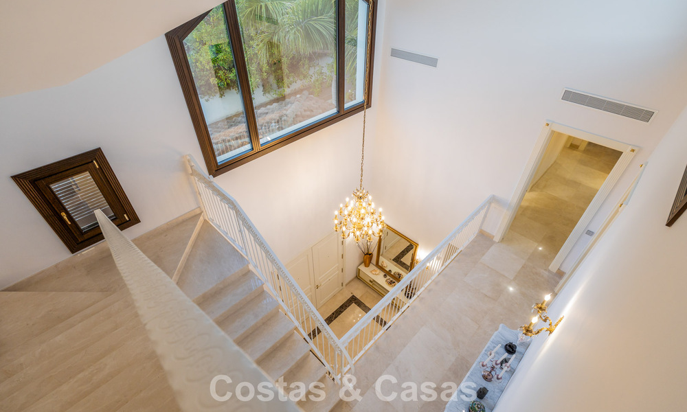 Villa clásica en venta a pocos metros de la playa y del campo de golf, en la Nueva Milla de Oro entre Marbella y Estepona 802721