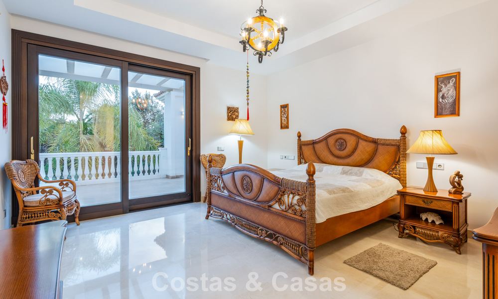 Villa clásica en venta a pocos metros de la playa y del campo de golf, en la Nueva Milla de Oro entre Marbella y Estepona 802722