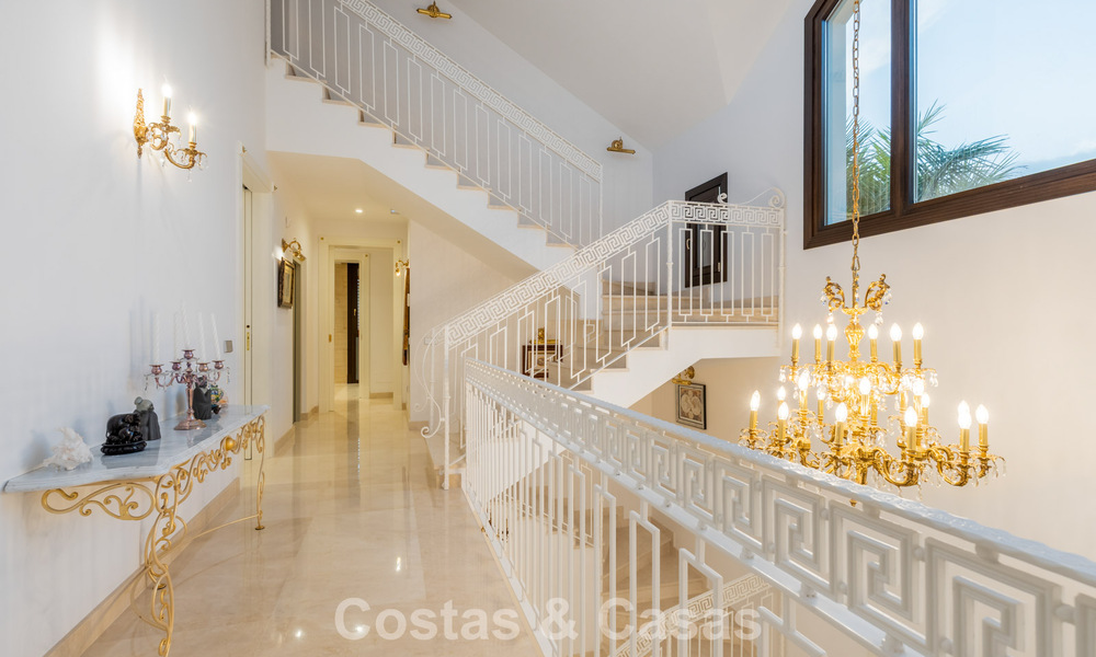Villa clásica en venta a pocos metros de la playa y del campo de golf, en la Nueva Milla de Oro entre Marbella y Estepona 802723