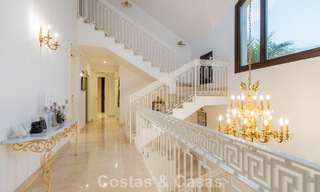 Villa clásica en venta a pocos metros de la playa y del campo de golf, en la Nueva Milla de Oro entre Marbella y Estepona 802723 